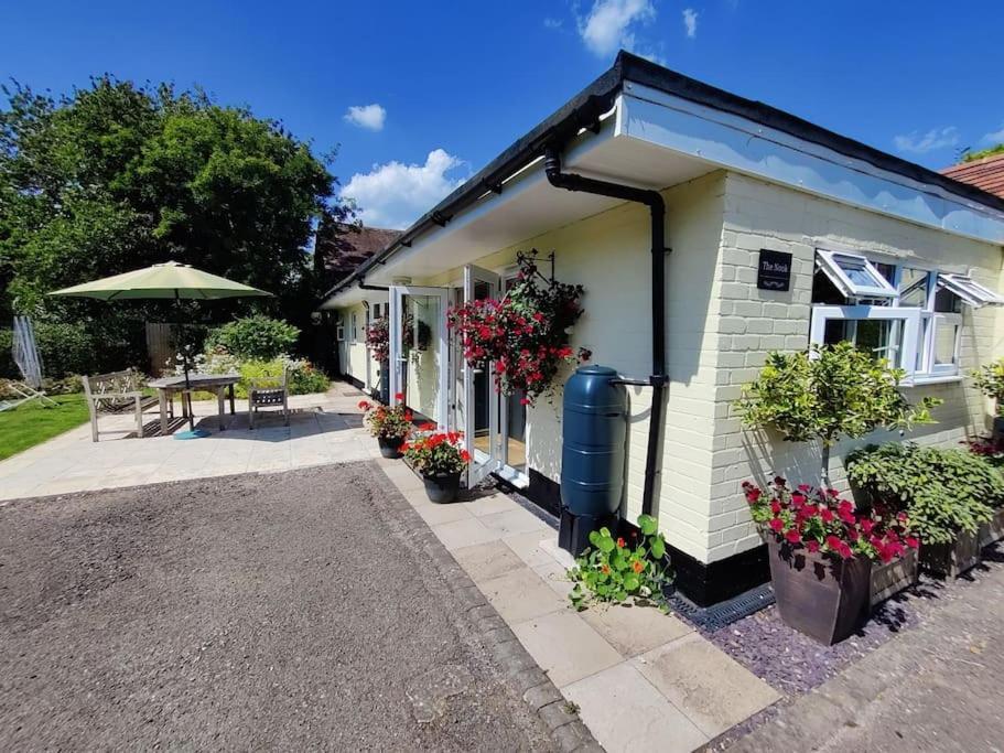 The Nook Located In A Beautiful Garden Setting With Parking Villa Stratford-upon-Avon Exterior photo